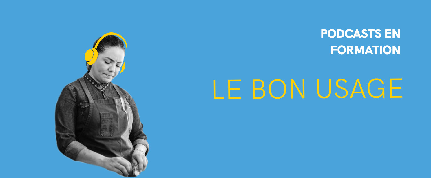 Femme en Noir et blanc qui écoute un podcast. Texte : podcast en formation, le bon usage